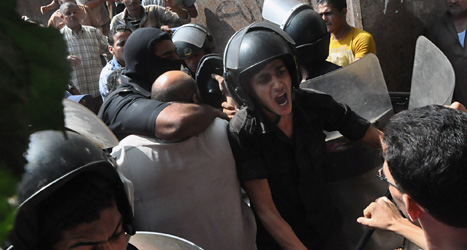 Poliser stoppar Muslimska brödraskapets protester med våld. Foto: Hussein Tallal/AP/Scanpix.